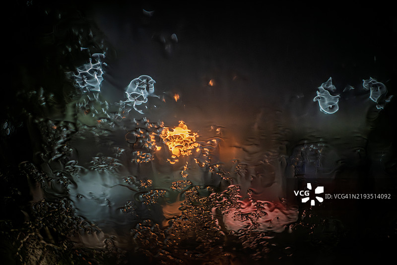 雨水透过挡风玻璃图片素材