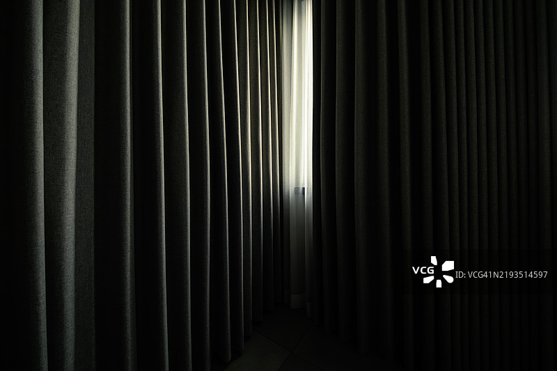 阳光透过窗帘洒进来图片素材