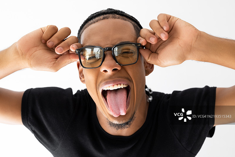 疯狂的男性伸出舌头图片素材