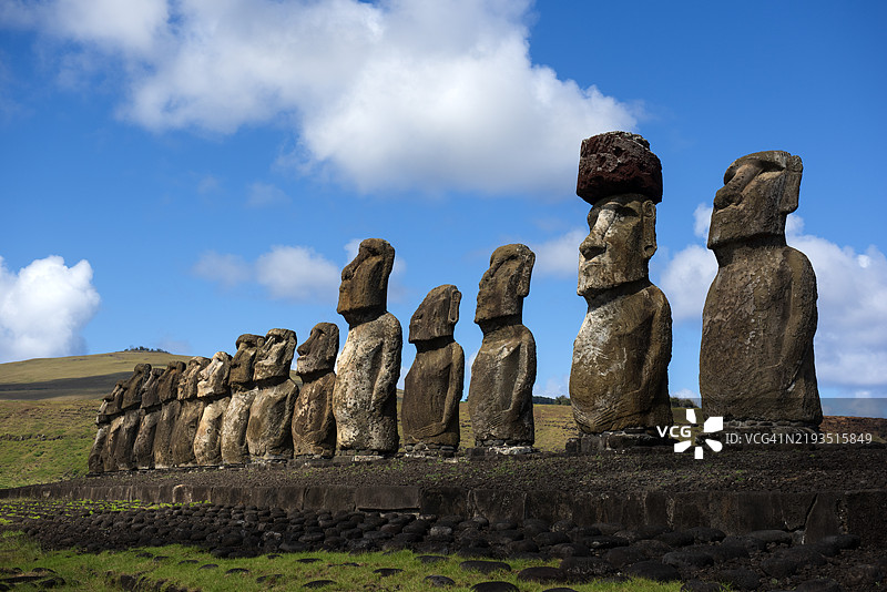 复活节岛智利的阿胡·通卡里基的摩艾石像群图片素材