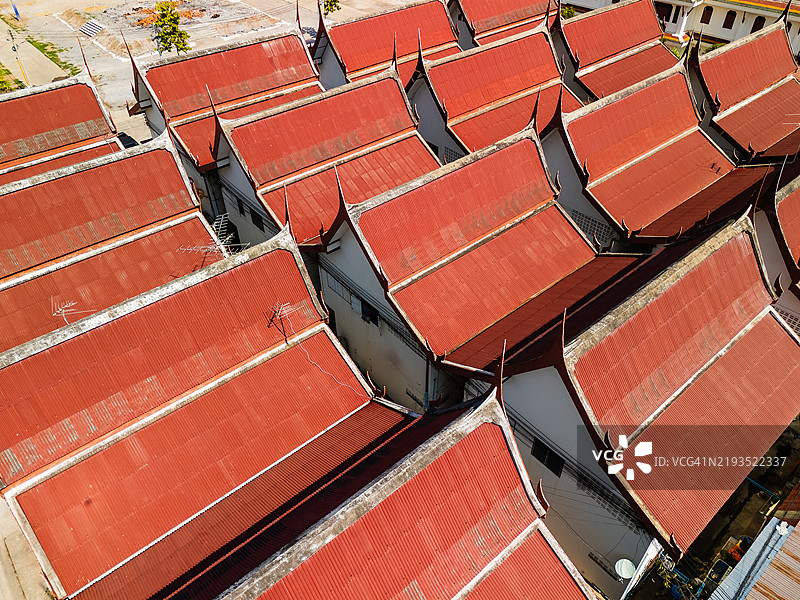 阳光下住宅区内具有独特建筑风格的传统红顶房屋的鸟瞰图。图片素材