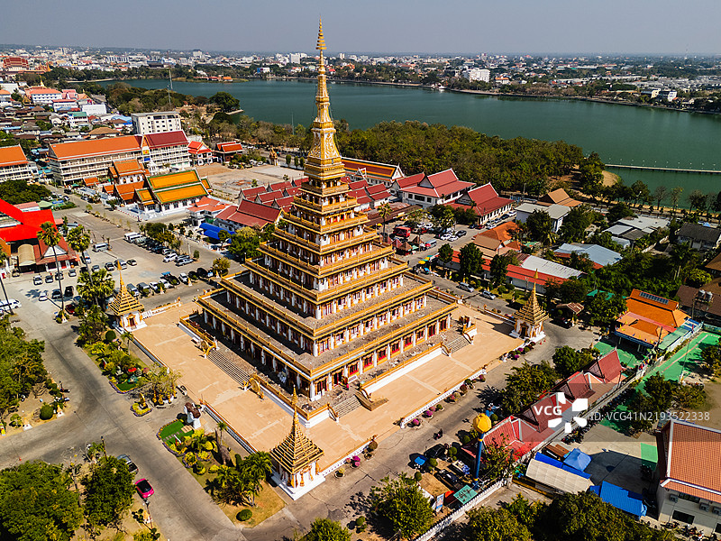 壮观的泰国传统寺庙群鸟瞰图，金色尖塔环绕着色彩斑斓的建筑和附近的湖泊。图片素材