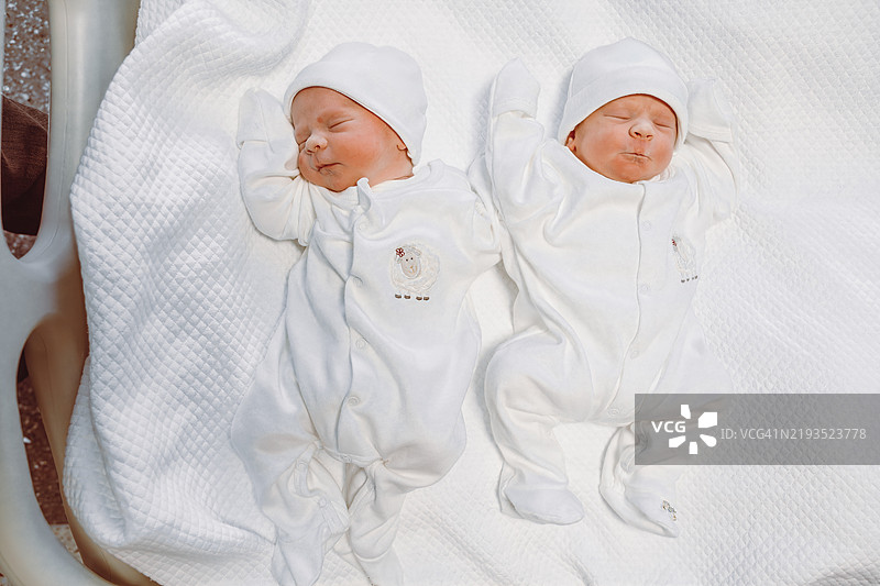 穿着白色服装的双胞胎女孩安静地睡着图片素材
