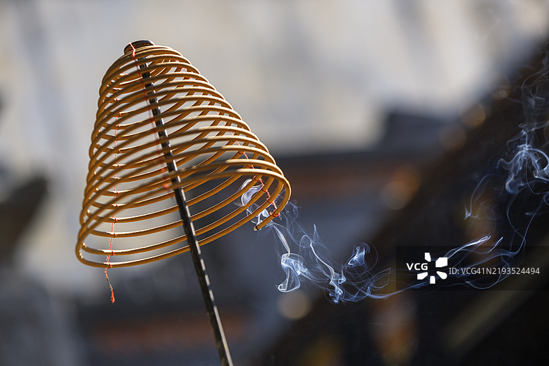 越南河内老城区的八达寺中的香炉。图片素材