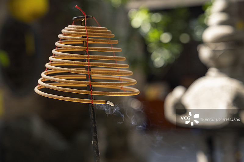 越南河内老城区的八达寺中的香炉。图片素材