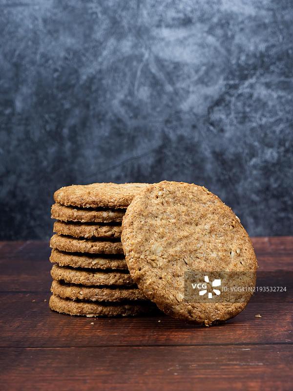 一堆消化饼干静静地放在质朴的木桌上图片素材