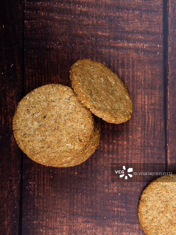 一堆消化饼干静静地放在质朴的木桌上图片素材