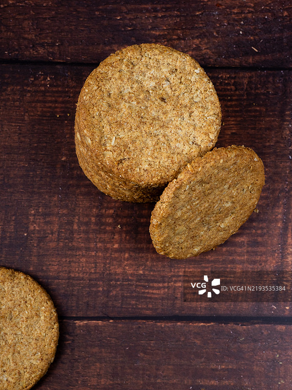 一堆消化饼干静静地放在质朴的木桌上图片素材
