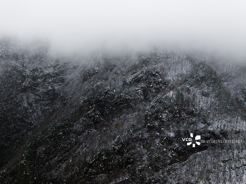 冬雾中的雪覆盖秦岭山脉图片素材