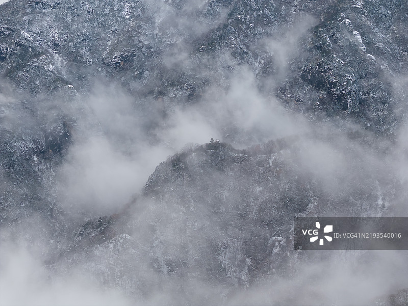 冬雾中的雪覆盖秦岭山脉图片素材