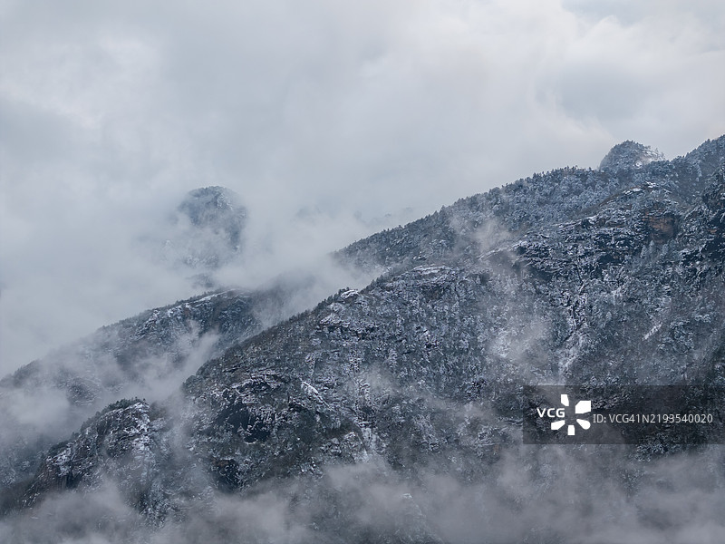 冬雾中的雪覆盖秦岭山脉图片素材
