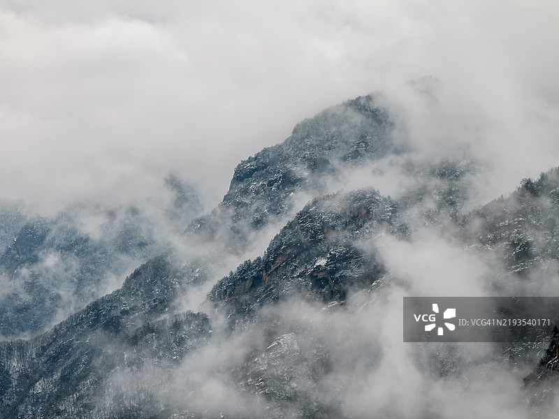 冬雾中的雪覆盖秦岭山脉图片素材