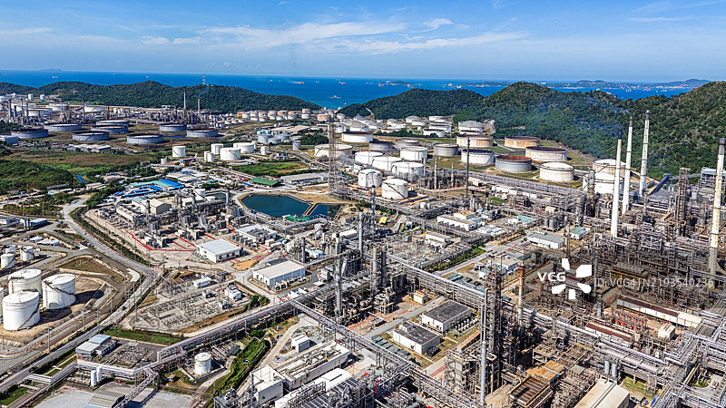 油炼厂的鸟瞰图，展示了能源或天然气行业的景观。图片素材