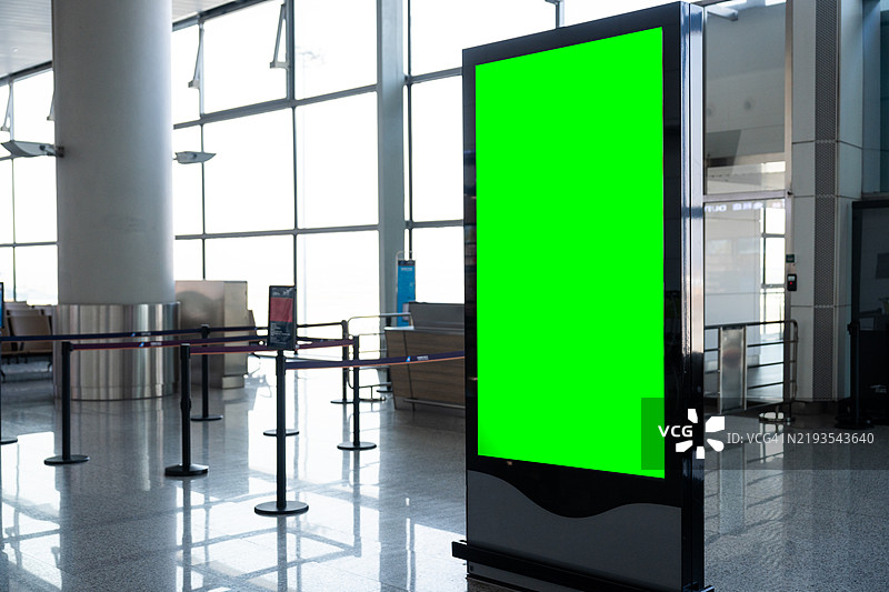机场的空白绿色屏幕广告牌图片素材