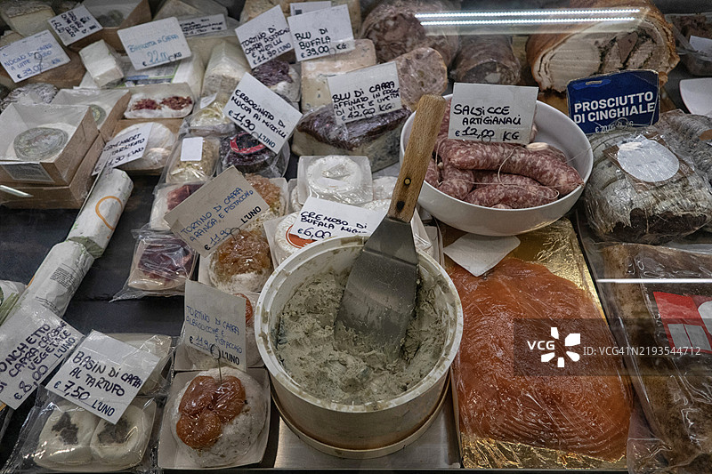 高角度视图的商店橱窗中的开胃菜图片素材