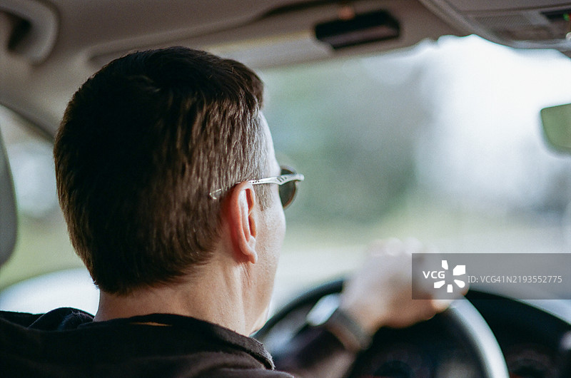 男子在阳光明媚的日子里开车图片素材