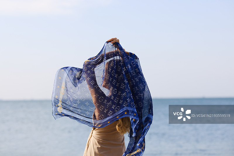 泰国芭提雅海滩上快乐的女性。夏季假期。图片素材
