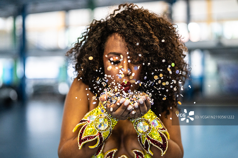 巴西女性在狂欢节活动中吹撒彩纸屑图片素材