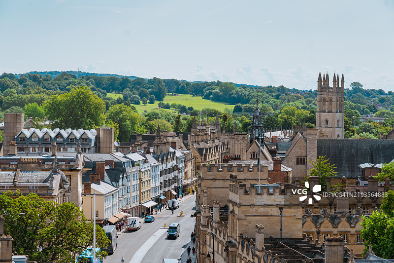 牛津市中心，背景是马德琳塔和郁郁葱葱的山丘图片素材