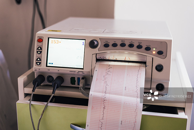 孕期监测仪。实时绘制宝宝心率图。图片素材