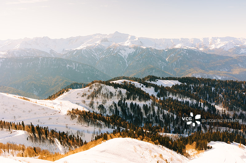 日落时分，雪覆盖的山脉和冷杉树的美丽景色图片素材
