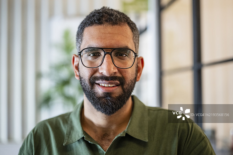 中年男商人肖像，留着胡须，佩戴眼镜图片素材