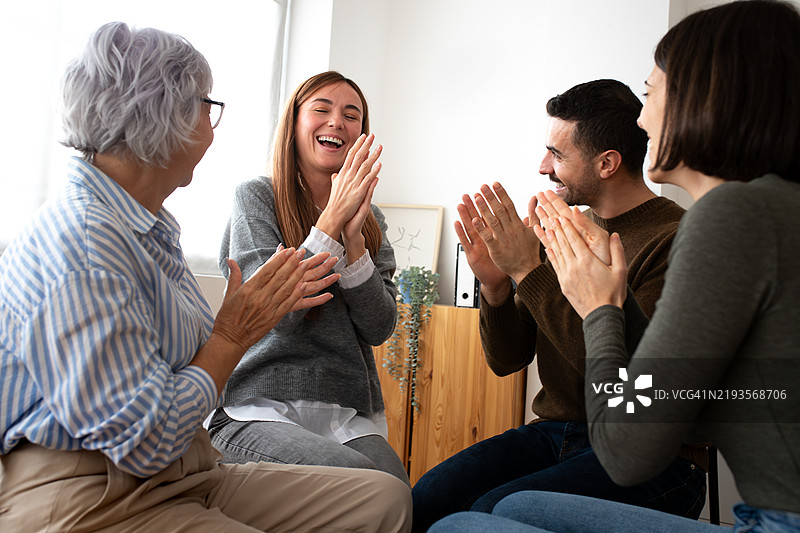 患者在团体治疗会议中庆祝成功图片素材