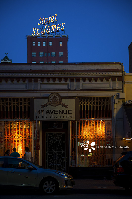 圣地亚哥市中心的建筑和汽车旅馆招牌夜景图片素材