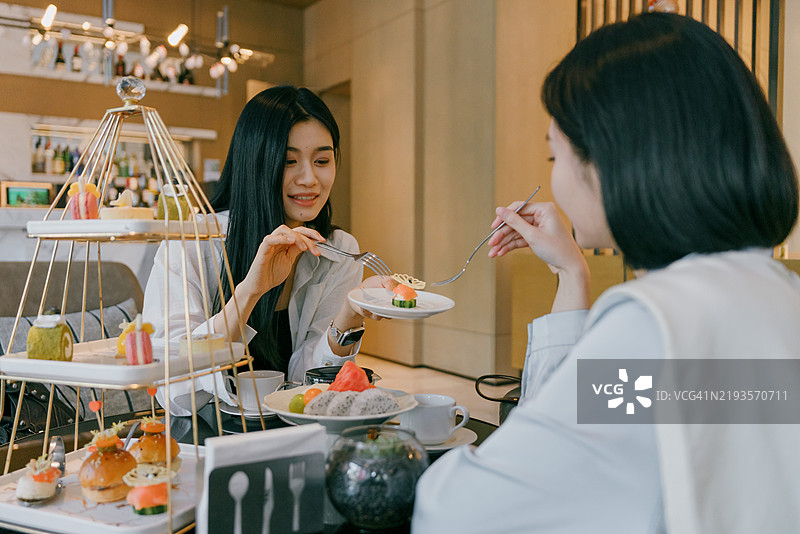 商务女性的聚会；亚洲好友旅行；享受下午茶图片素材
