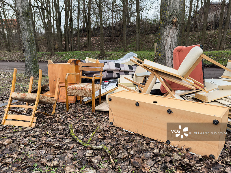 自然中的非法垃圾填埋场，堆满了旧家具图片素材