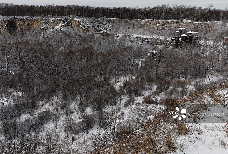 废弃的老采石场图片素材