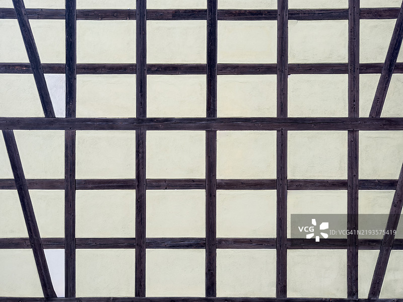 半木结构房屋的外立面图片素材