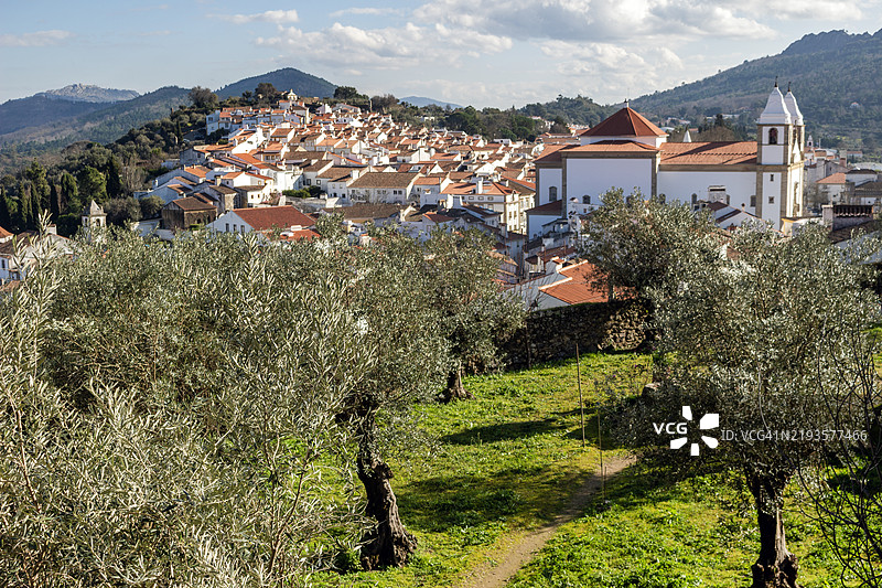 从城堡俯瞰葡萄牙的卡斯特洛·德·维德图片素材