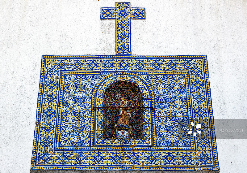 葡萄牙卡斯特洛德维德的快乐圣母教堂外立面的瓷砖和雕像图片素材