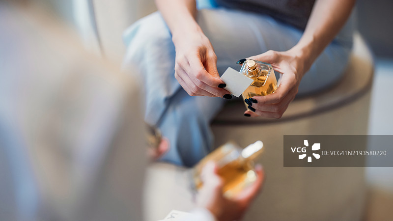 女性在现代简约的环境中测试香水样品图片素材