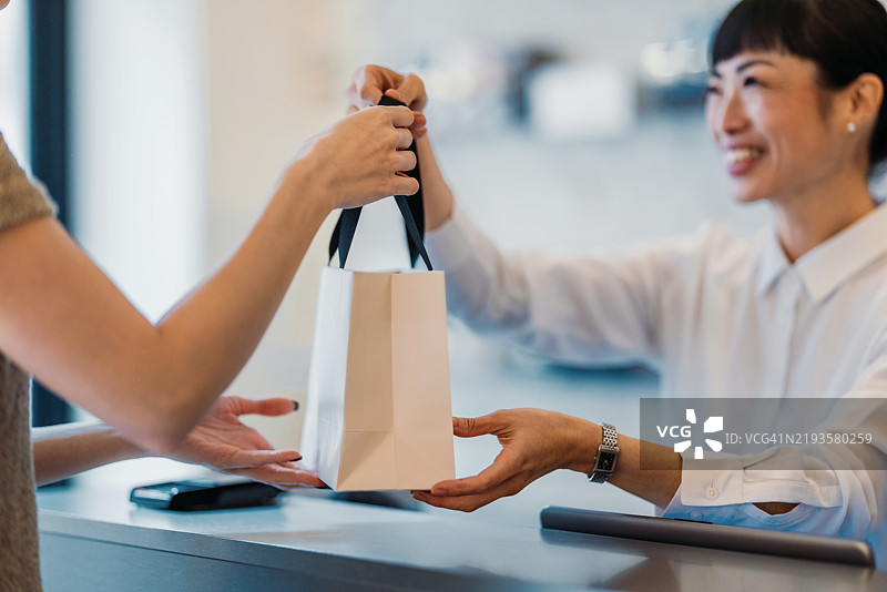 友好的零售交易，手递购物袋图片素材