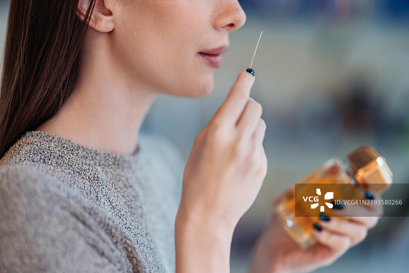 女性在香水店闻香条测试香水图片素材