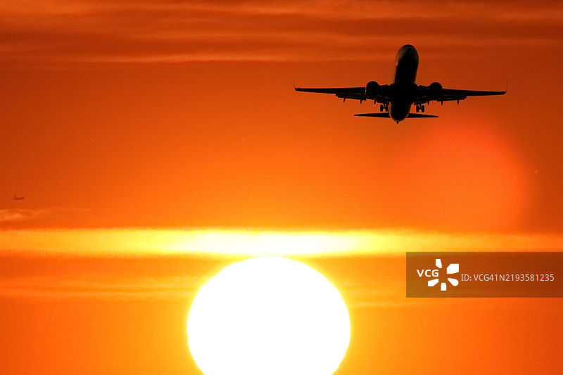 客机在日落时起飞图片素材
