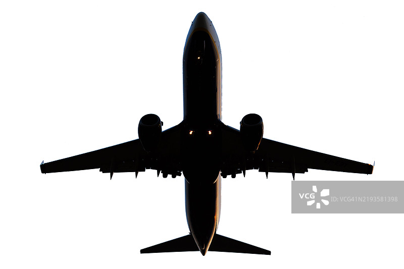天空中直接飞过的客机剪影图片素材