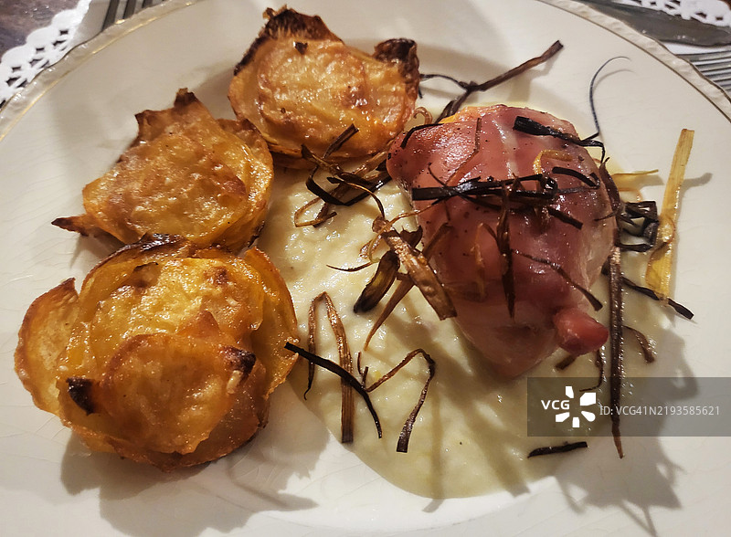 培根和格鲁耶尔奶酪填充的鸡腿肉图片素材