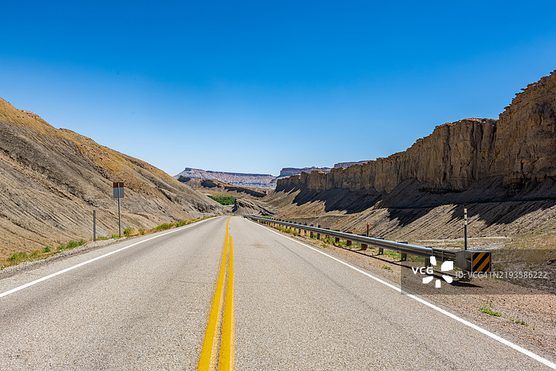 犹他州24号州道通往卡瑟德尔谷的景色，凯恩维尔，犹他州，美国图片素材
