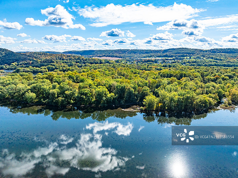 美国宾夕法尼亚州波特特雷沃顿的苏斯奎哈纳河步道、US-11公路和麦基半瀑布休息区的航拍图图片素材