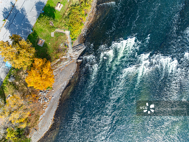 美国宾夕法尼亚州波特特雷沃顿的苏斯奎哈纳河步道、US-11公路和麦基半瀑布休息区的航拍图图片素材