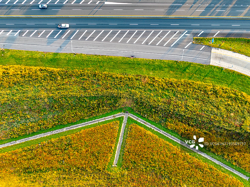 美国宾夕法尼亚州阿伦敦的I-476和I-78南向高速公路服务区鸟瞰图图片素材