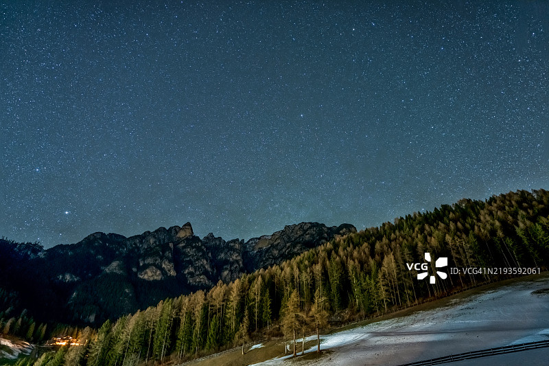 多洛米蒂山脉上的星空图片素材