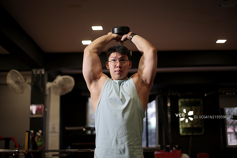 健美运动员训练图片素材