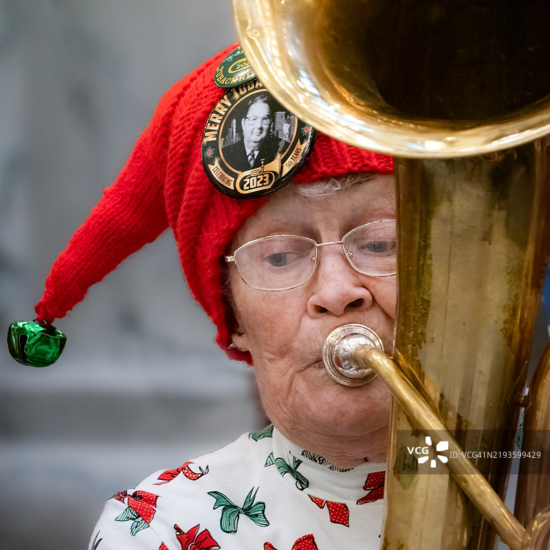 爱达荷州国会大厦里的圣诞长号图片素材