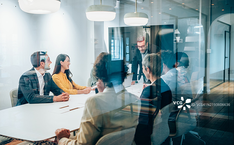 专业团队在会议中。图片素材