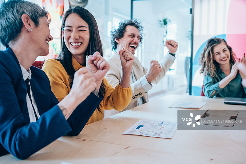 快乐的企业家在办公室庆祝成功。图片素材
