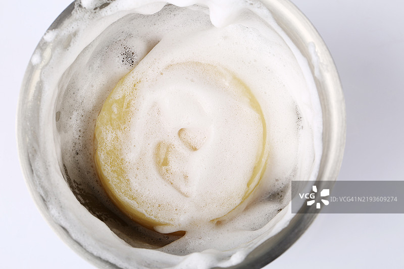 肥皂上的泡沫，剃须刷，剃须。图片素材